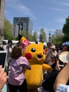 ライラックの花飾りをしたピカチュウの画像