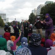 見る聞く修行を前に出てやるこども忍者たちの様子