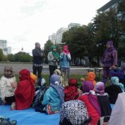 見る聞く修行を前に出てやる大人忍者たちの様子