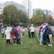 チームで返信の術で山に変身するこども忍者たち