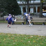 公園を走り回り忍者修行を行うこども忍者たち