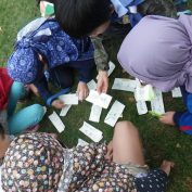 指令書をみんなんで見るこども忍者たち