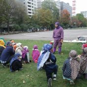 親分忍者の周りに集まって忍者すわりをするこども忍者たち