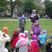 みんなの前で修行の説明をするこども忍者のリーダー