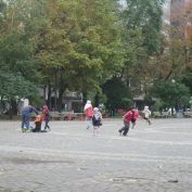 公園を走り回るこども忍者たち