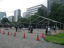 北海道マラソンの設営作業のテントのパイプ組み立て様子