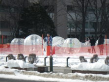 雪中バブルサッカーの様子の画像