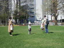 西7丁目　竹馬を楽しむ親子の画像