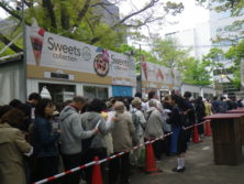 西6丁目苗木のプレゼントに並ぶ来園者の画像