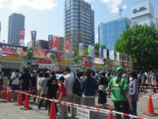 ラーメンブースの列の画像