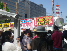 軽食ブースに並ぶ列の画像　