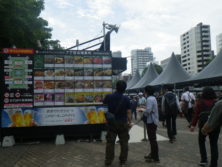 7丁目　メニュー看板を見るお客様の画像