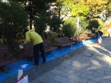 ベンチペンキ塗り２