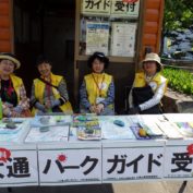 大通公園ガイドボランティアの皆さんがガイドハウスの前で座っている写真